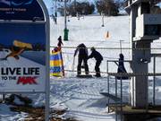 Am Schlepplift wird der Bügel gereicht