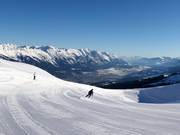 Mittelschwere Pleisenabfahrt mit Blick auf Innsbruck