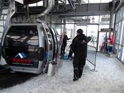 Aufmerksames Personal an der Gondelbahn