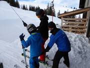 Das freundliche Personal reicht den Bügel