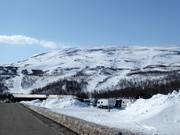 Blick vom Parkplatz über das Skigebiet Björkliden