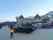 Freundliche Parkwächter regeln den Verkehr auf dem Parkplatz