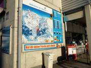 Moderne Infotafel bei den Kassen