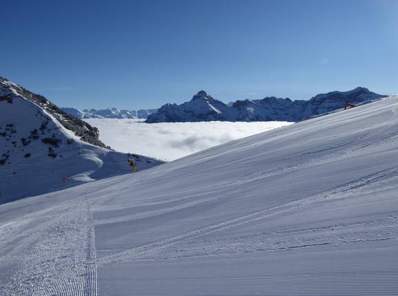 Morgenfrische Pisten: Hochnebel am Sennjoch