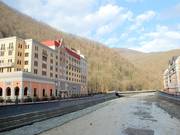 Radisson Hotel und Mzymta-Fluss