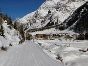 Skiweg im Winter von der Talstation der Pitztaler Gletscherbahn nach Mandarfen 