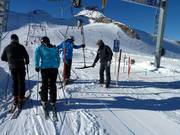 Mitarbeiter hilft beim Einstieg in den Schlepplift