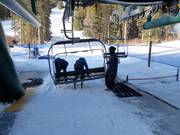 Hilfestellung beim Einstieg an der Sesselbahn