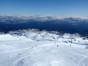 Blick vom High Noon (2322 m) über das Skigebiet Tūroa