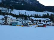 Blick auf die Unterkünfte am Karersee