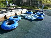 Die Tubingreifen warten auf die Rodler