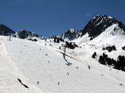Der blauer Himmel strahlt über Grandvalira