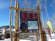 Informationstafel im Skigebiet