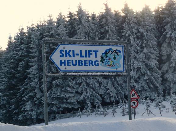 Wegweiser zum Skilift Heuberg