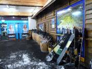 Eine große Auswahl an Skistöcken