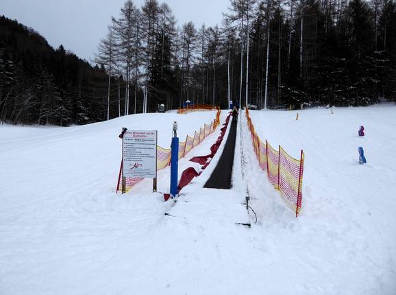 Als Aufstiegshilfe gibt es ein Förderband