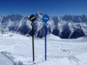 Pistenbegrenzungen mit Nummern der Pisten