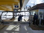 Am Sessellift wird Kindern beim Einstieg geholfen