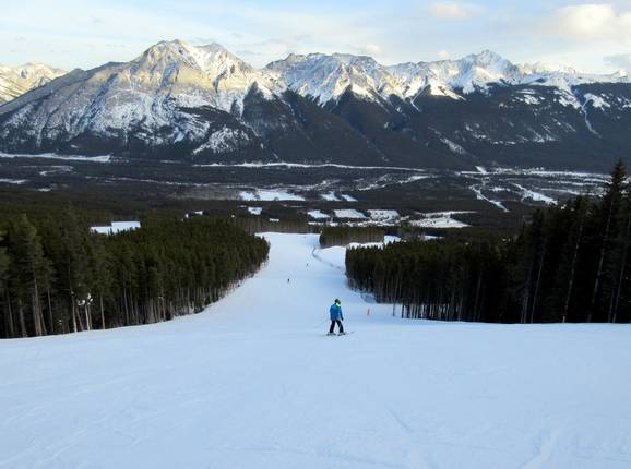 Breite Piste mit Blick auf die Kanadischen Rocky Mountains