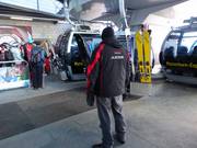 Das Personal zeigt Präsenz am Einstieg