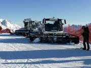 Pistenraupen warten auf den Einsatz