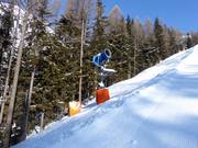 Leistungsfähige Schneekanone an der Talabfahrt