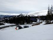 Blick vom Copperhill-Liften über das Skigebiet bis zum Åreskutan