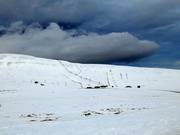 Blick auf die Pisten im Skigebiet Skálafell