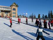 Die Kinder sind am Förderband gut aufgehoben