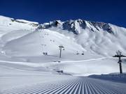 Perfekt präparierte Piste im Skigebiet First