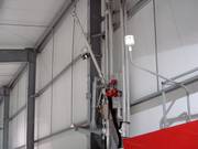 Die Schneelanzen stehen entlang der Piste