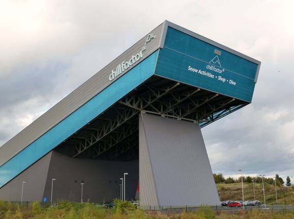 Die Skihalle von außen