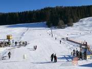 Sonnenlift mit blauer Piste