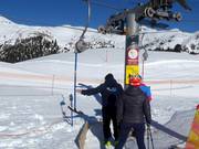 Am Schlepplift wird beim Einstieg geholfen