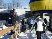 Freundlich wird man zum Einstieg gebeten