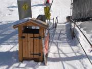 Abfalleimer am Liftzustieg