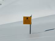 Warnhinweise an den Pistenrändern