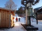 Das Personal hilft beim Einsteigen am Schlepplift