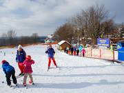 Der Skischulbereich verfügt über ein eigenes Förderband.