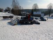 Die kleine Pistenraupe präpariert den ganzen Hang