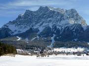 Ehrwald mit Zugspitzmassiv und Skigebiet Wettersteinbahnen 
