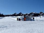 Überdachtes Förderband neben der SkiStar Lodge Trysil