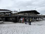 Main Lodge an der Talstation mit den verschiedenen Restaurants