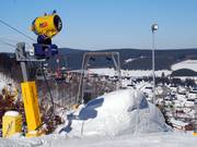 Viele fix installierte Schneekanonen auf Turm sorgen für besonders viel Schnee