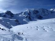 Morteratsch-Gletscherabfahrt mit Blick auf Piz Palü (3900 m)