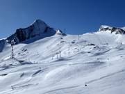 Blick von der Kristallbahn auf die Gletscherpisten und den Snowpark des Kitzsteinhorn