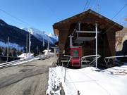 Die Seilbahnstation liegt direkt am Bahnhof