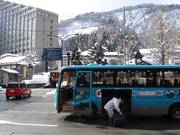 Mit dem Bus geht es umweltfreundlich ins Skigebiet Naspa Ski Garden