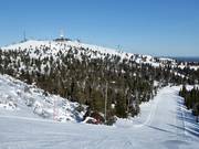 Blick von Masto zum 492 m hohen Gipfel