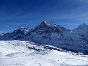 Blick über das Skigebiet First mit Wetterhorn